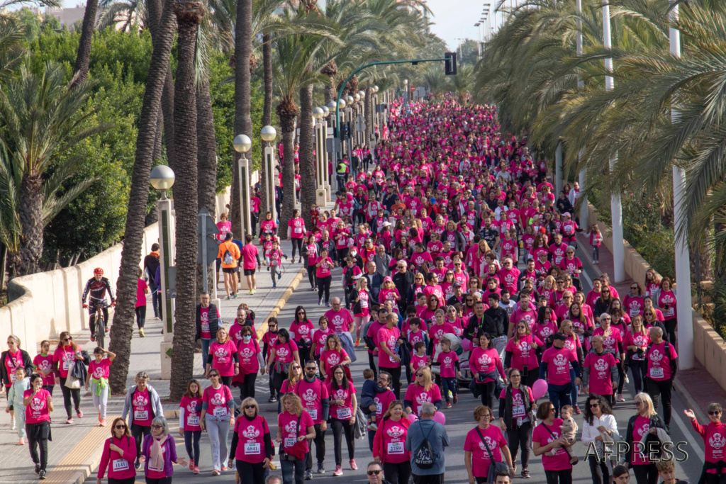 Más de 8.000 solidarios contra el cáncer de mama en Elche - Información