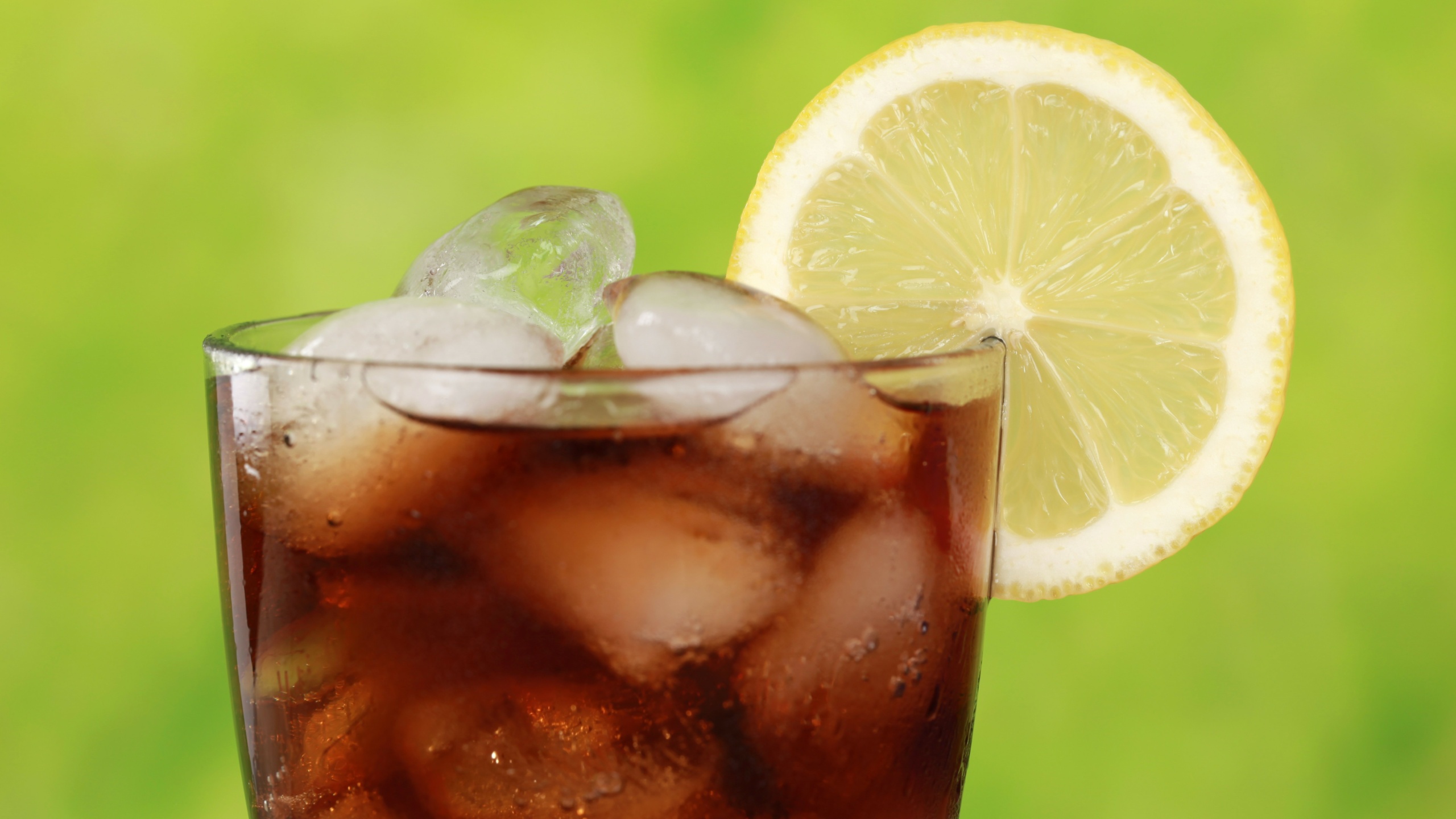 ¿Los refrescos de cola sin azúcar engordan?