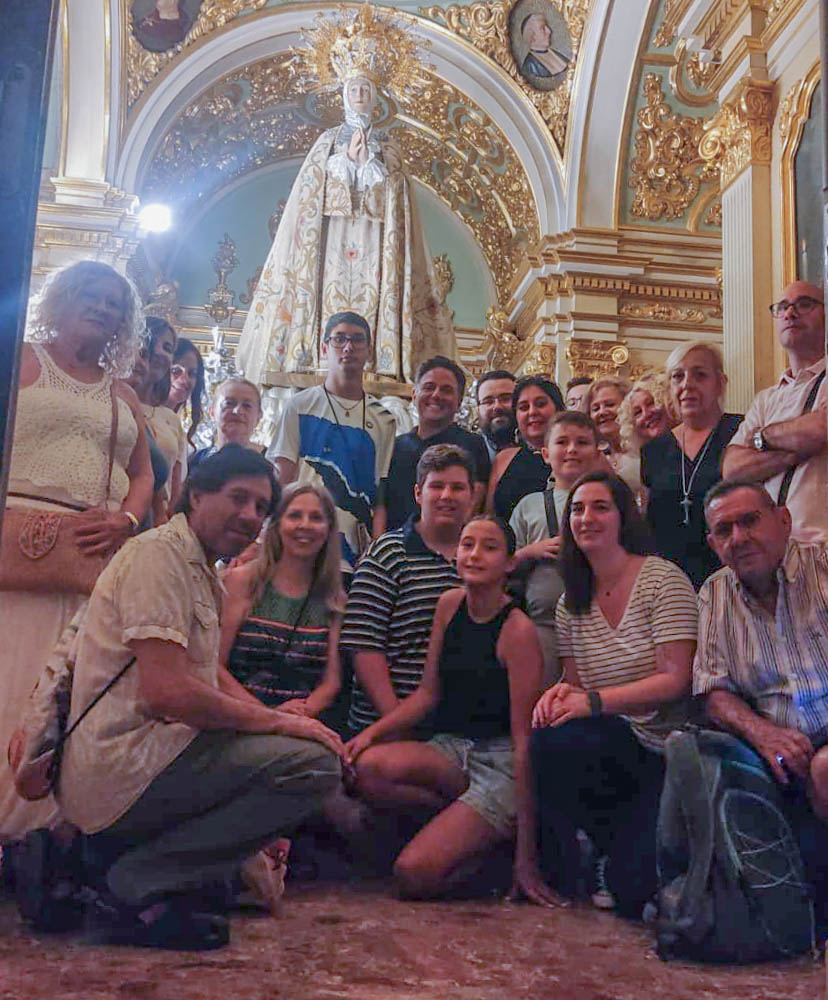 visita-ofrenda a la Virgen de la Asunción por la Asociación Amigos de la Nit de l’Albà