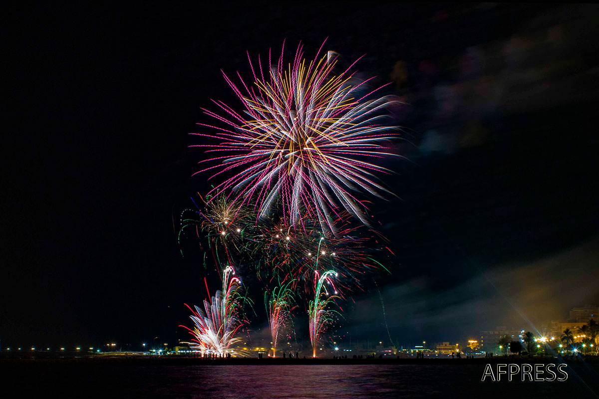 Castillo de fuegos artificiales en las Fiestas de Santa Pola 2024