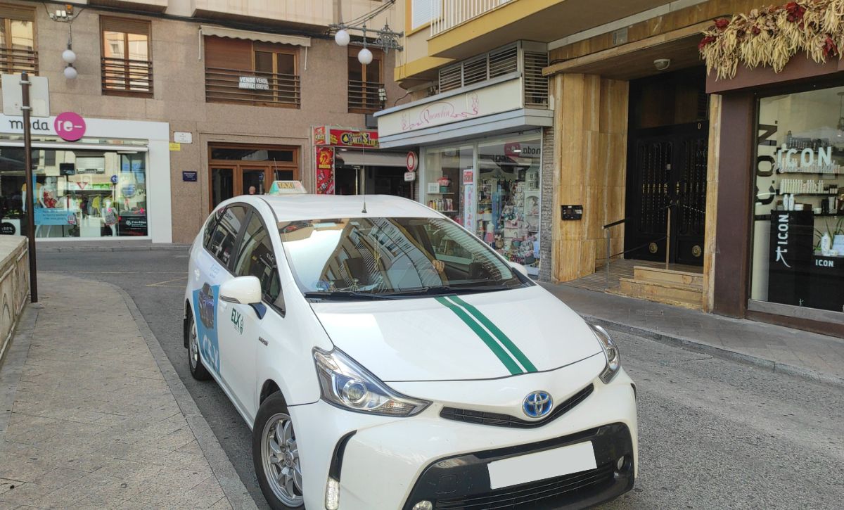 El Ayuntamiento de Elche refuerza el servicio de taxis y pide licencias estacionales para mejorar la movilidad