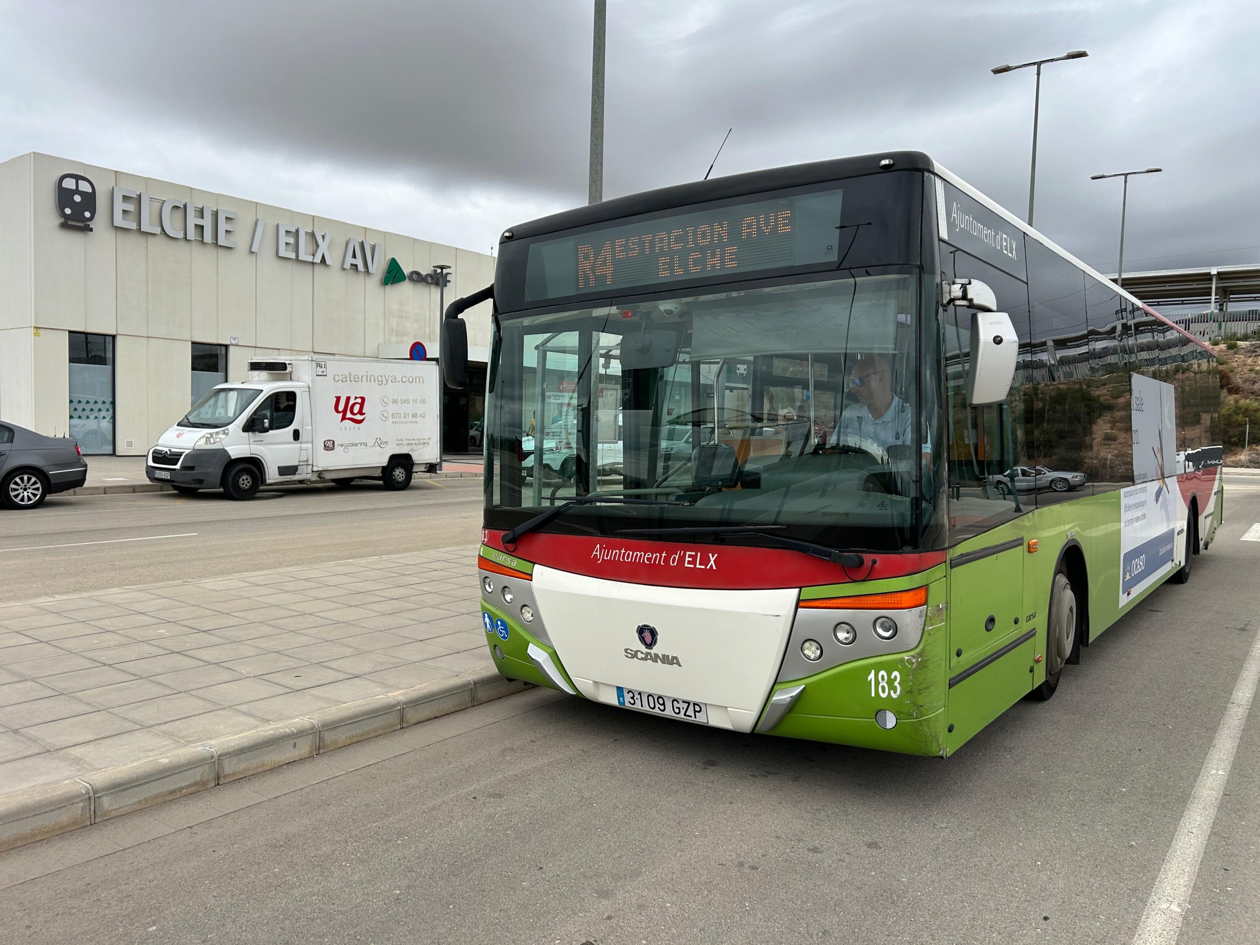 La línea de autobús R4 de Elche amplía sus horarios para adaptarse a los nuevos trayectos de Ouigo. Nuevas frecuencias desde el casco urbano y la estación de AVE para mejorar la conexión con Madrid