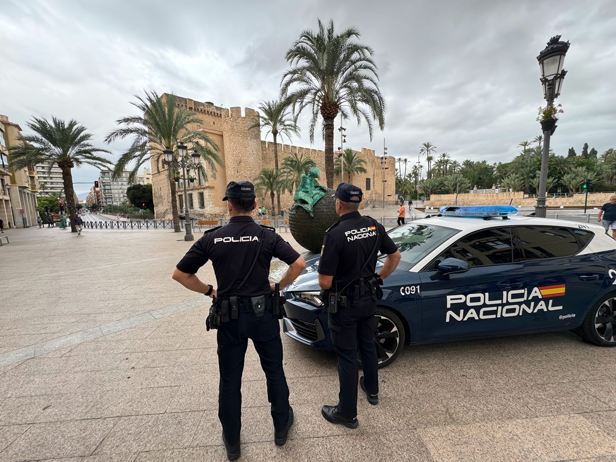 Cinco jóvenes han sido detenidos en Elche por una brutal agresión durante las fiestas patronales. La Policía Nacional actuó tras la difusión viral del ataque en redes sociales.