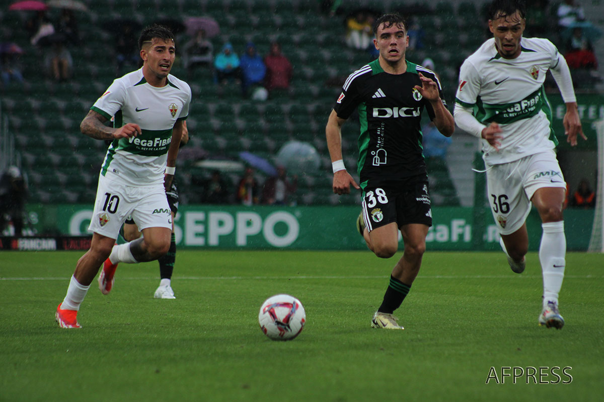 Elche vence al Burgos en duelo de máxima intensidad