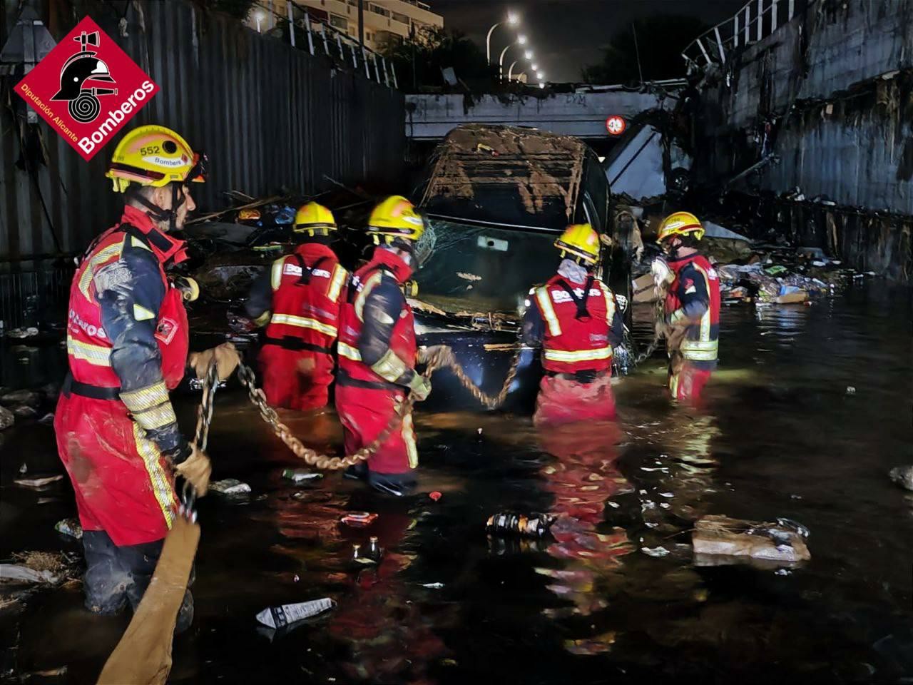 Bomberos de Alicante refuerzan despliegue en Valencia por emergencia DANA