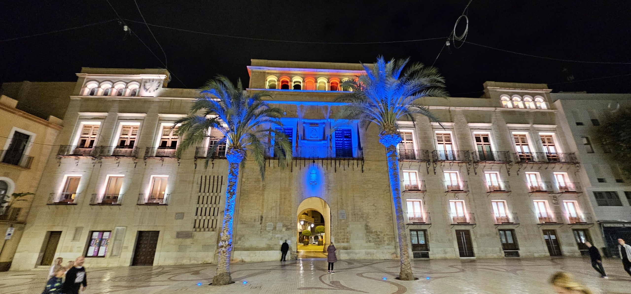 El Ayuntamiento de Elche se ilumina en solidaridad con las víctimas de la DANA