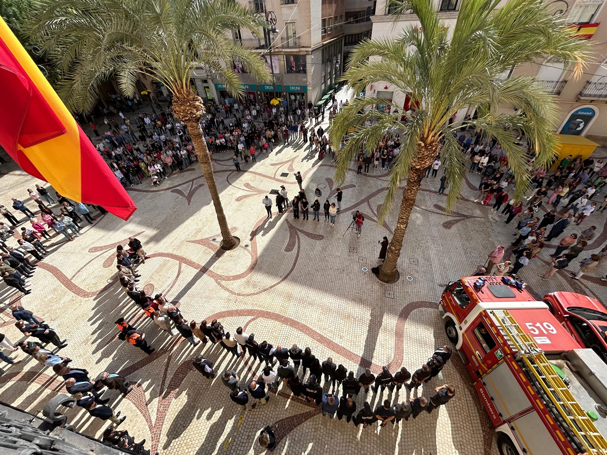 Elche guarda cinco minutos de silencio en memoria de las víctimas de la DANA