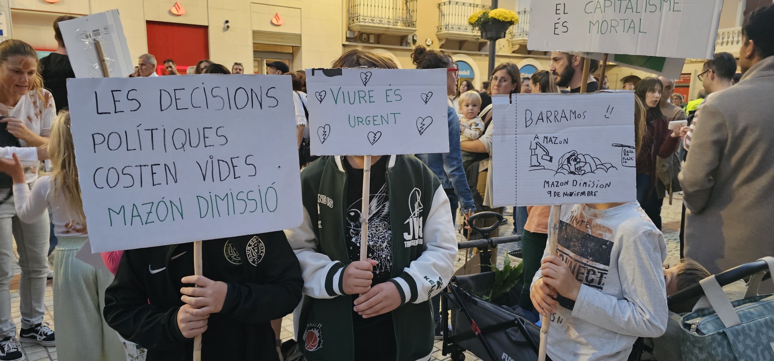 protesta en Elche por la gestión de la DANA en la Comunidad Valenciana