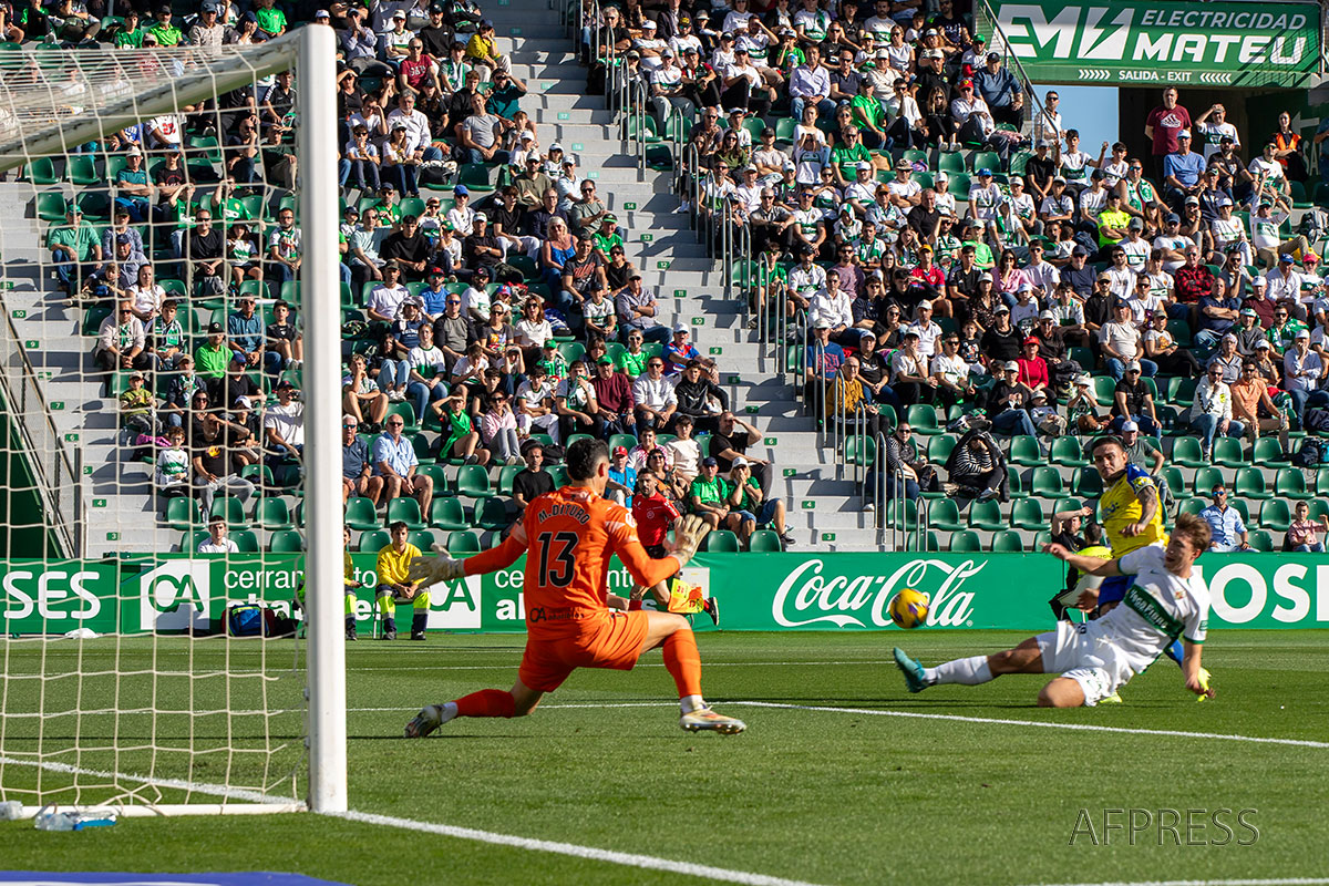 Elche remonta al Cádiz en el Martínez Valero