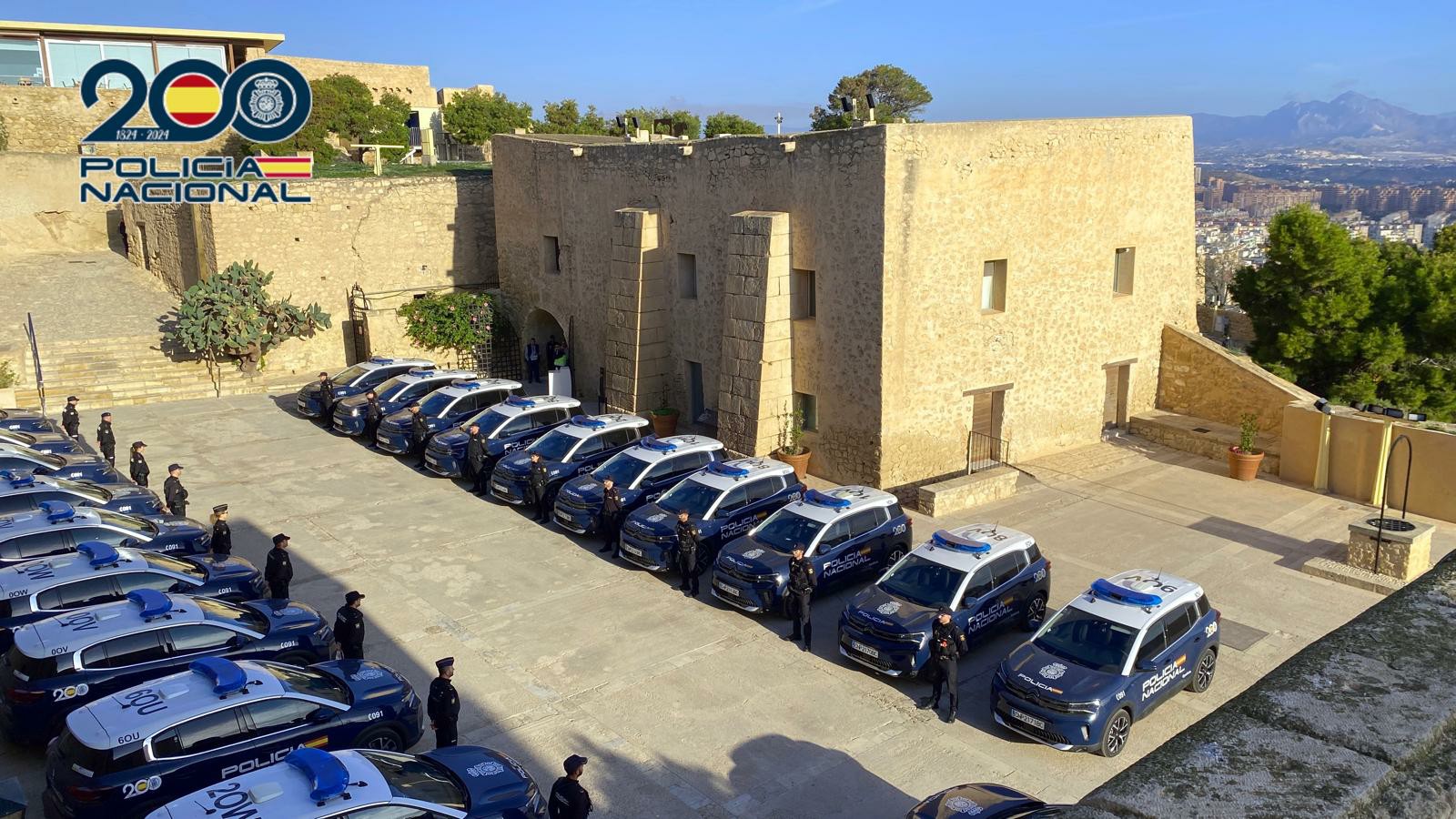 Nueva flota de vehículos híbridos de la Policía Nacional en Alicante