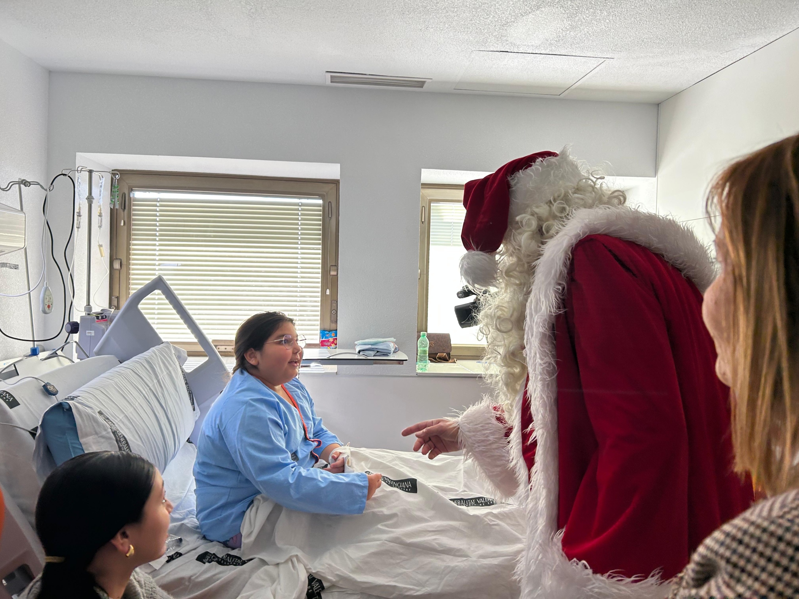 Papá Noel lleva la magia de los libros a los hospitales de Elche