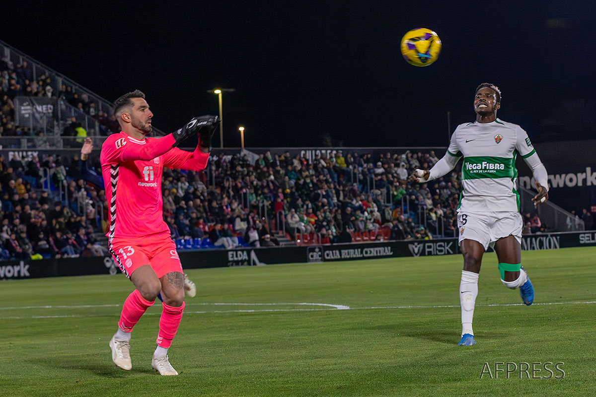 Empate 0-0 entre Eldense y Elche en un partido intenso y reñido. Defensas sólidas y pocas ocasiones marcaron un duelo equilibrado en el estadio del Eldense