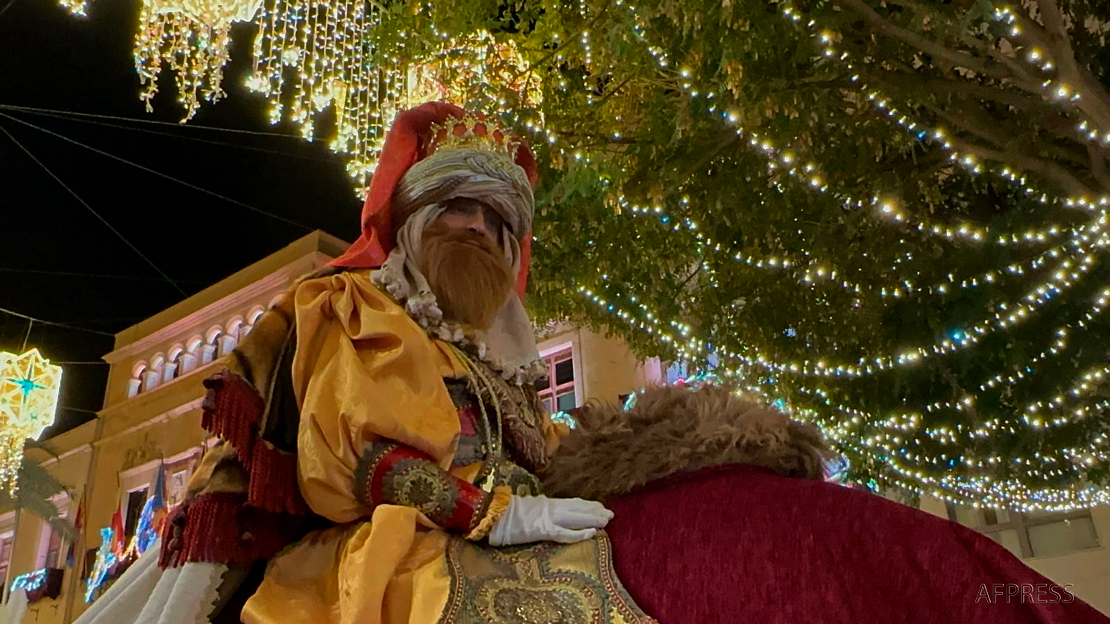 La Cabalgata de Reyes de Elche 2025, marcada por errores organizativos, logró recuperar la magia con un espectacular desfile y el entusiasmo de miles de asistentes