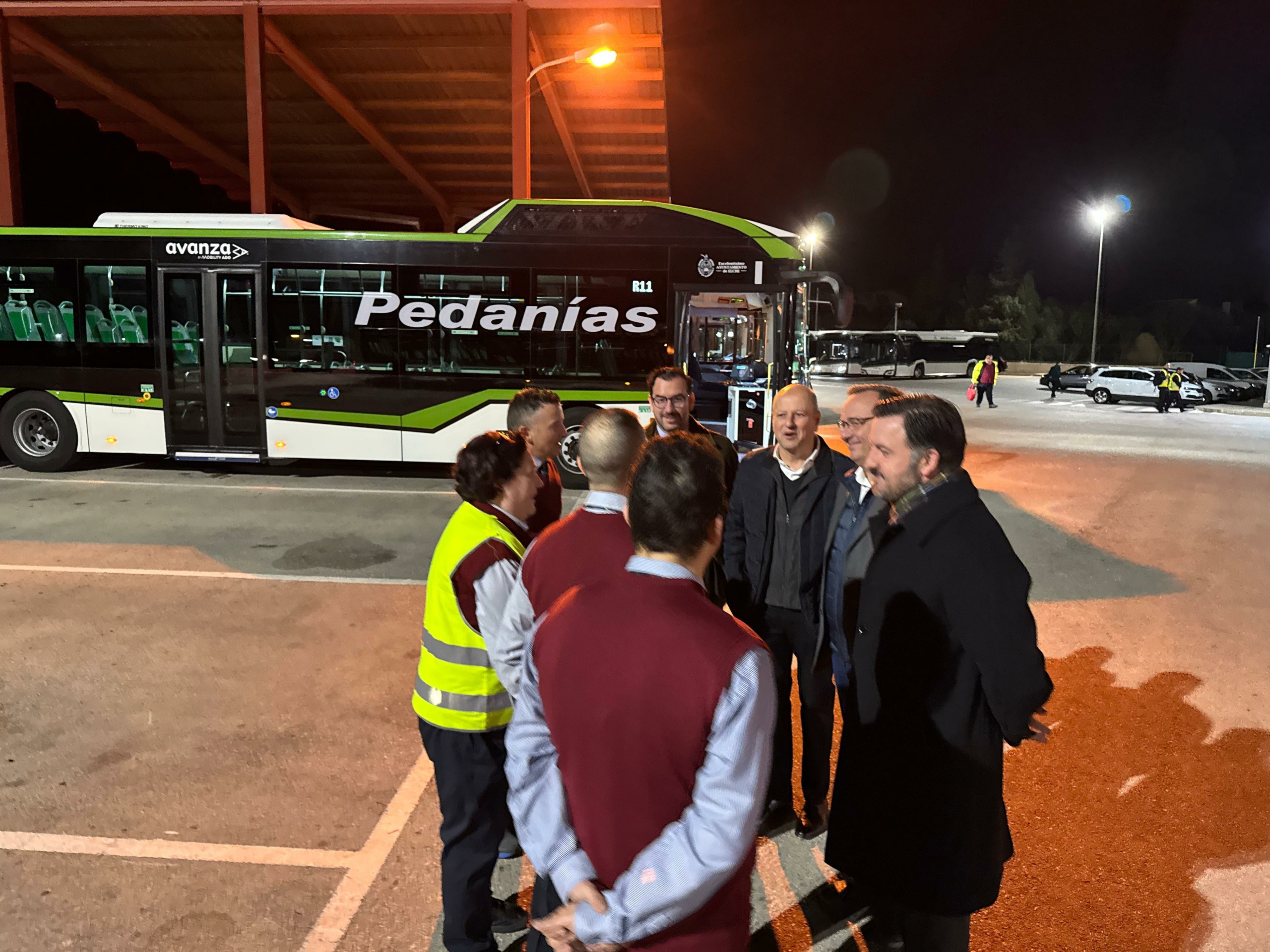 Cerca de un millar de viajeros hacen uso del autobús a pedanías en las primeras horas