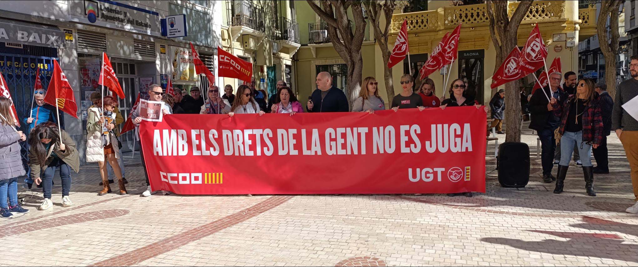 UGT y CCOO organizaron una concentración en la Plaza de Baix de Elche el 2 de febrero de 2025 para defender derechos sociales